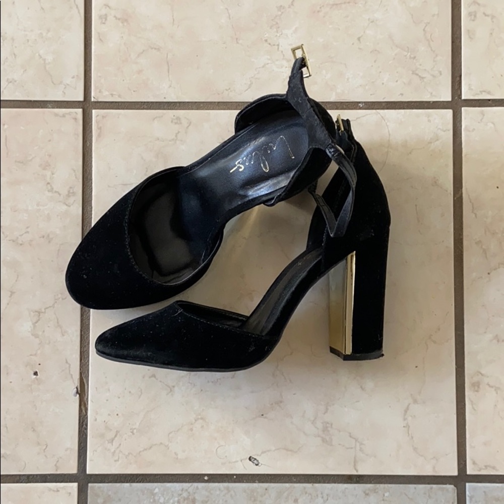 Minimal wear Lulus gold accent velvet black pumps